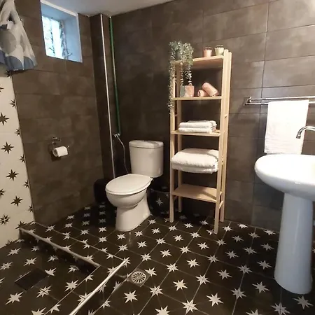 Anna's House 1 بساكوذيا