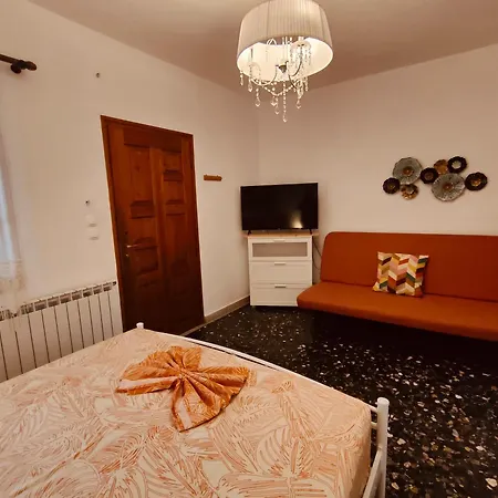 Anna's House 1 *